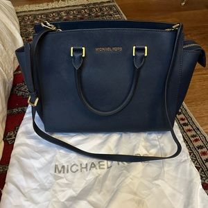 MICHAEL KORS | Medium Selma Saffiano Crossbody | Navy